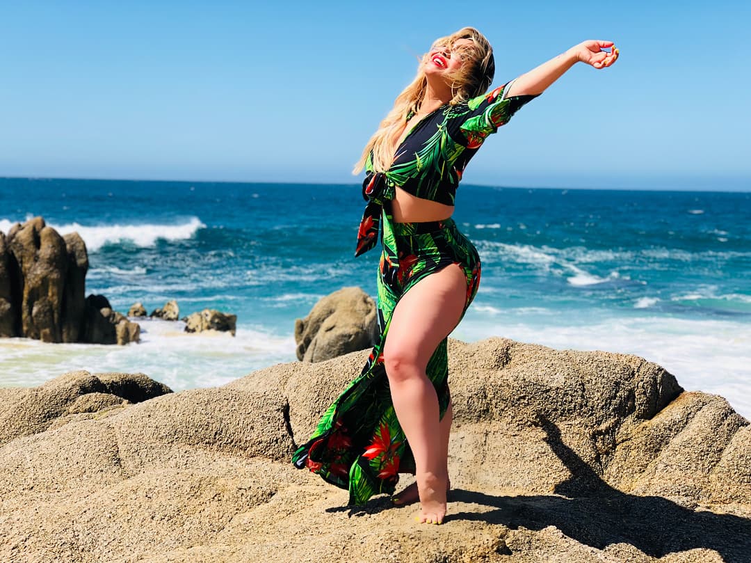 Chiquis Rivera muestra con orgullo sus pronunciadas curvas