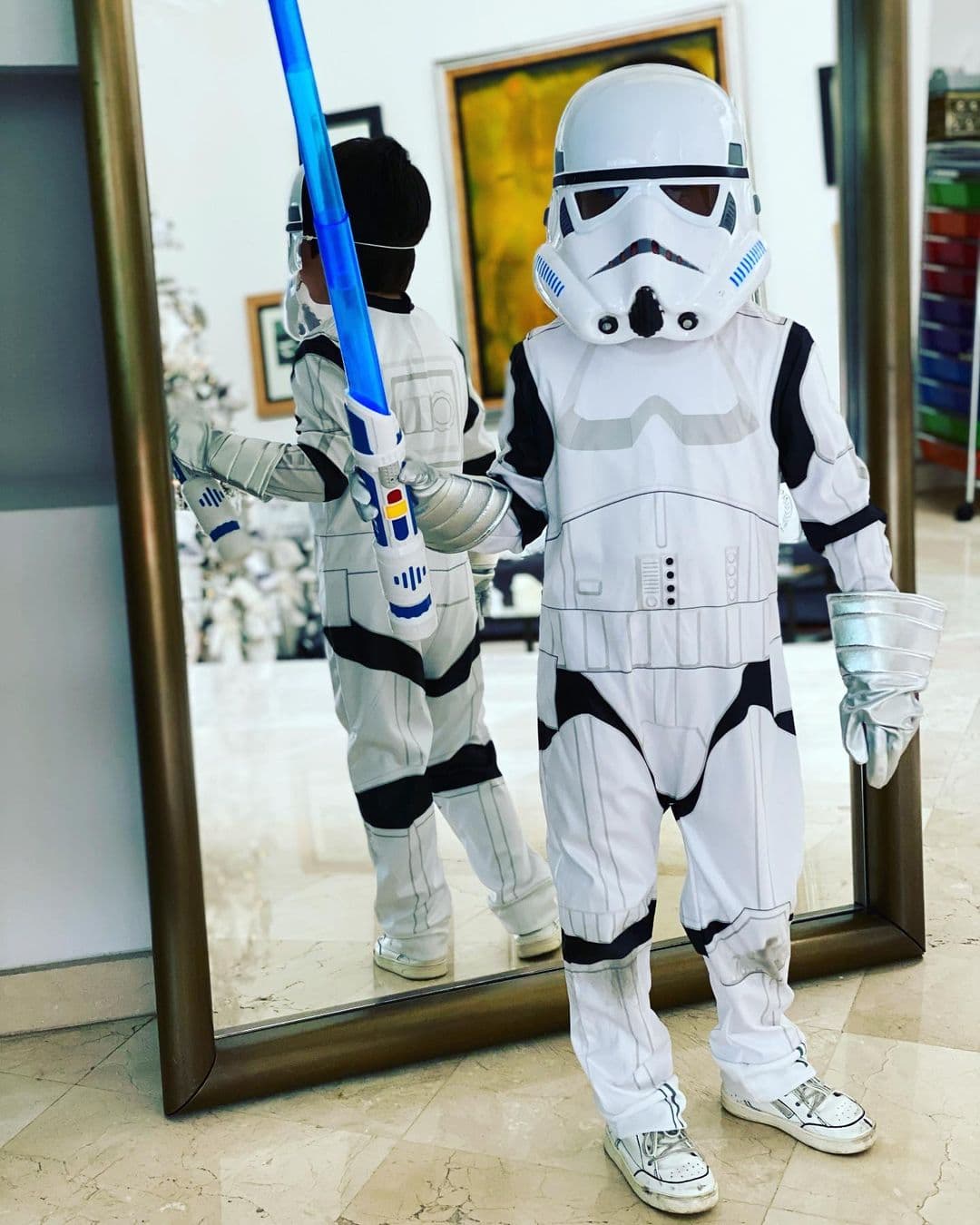 León en cambio eligió para el gran día un atuendo de 'stormtroopers' de la famosa saga de Star Wars con el que conquistó las redes de su famosa mamá.