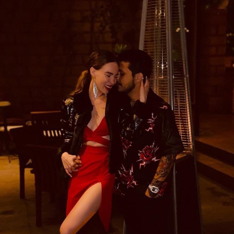 Belinda y Christian Nodal impactan al exhibirse despeinados, en pijama y sin bañar en plena calle