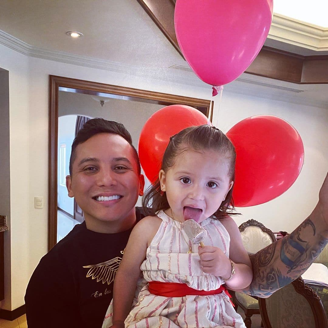 Edwin Luna muestra cómo su hija de casi dos años le da un par de cachetadas: ‘Ya valí’