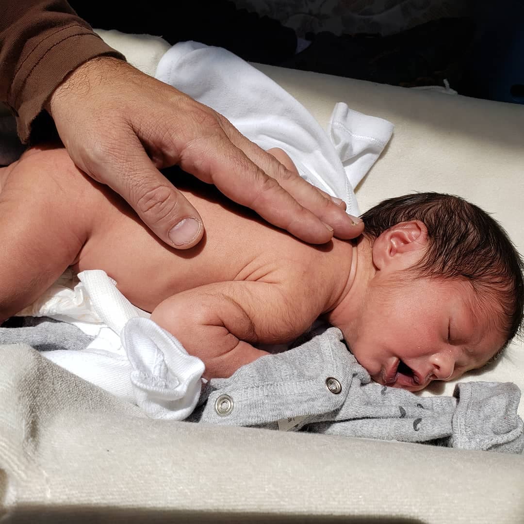 “Presentando a #ApoloGuzmánLaguna, mi pequeño milagro”, escribió en una siguiente diapositiva.