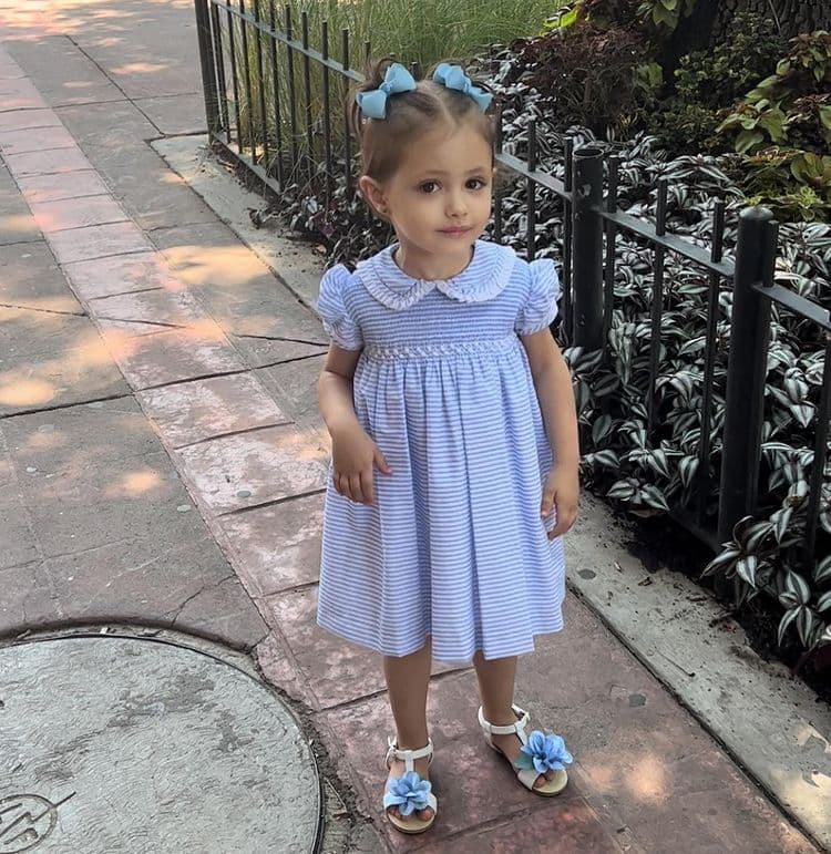 Todos los diseños casi siempre son combinados con un detalle del mismo color tanto en los zapatos como en los artículos para el cabello.