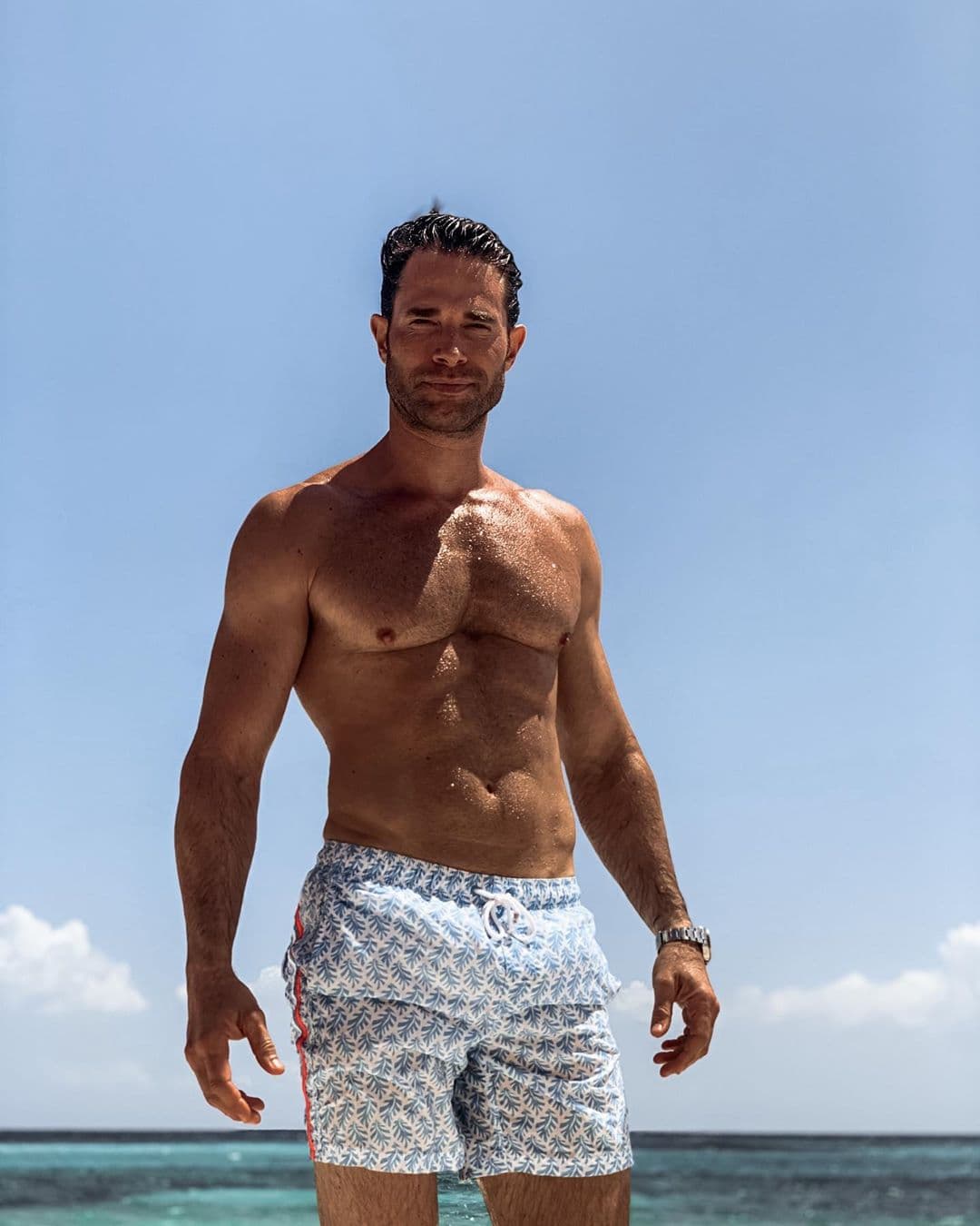 Tras desnudarse por completo, Sebastián Rulli impacta por atrevida foto esposado