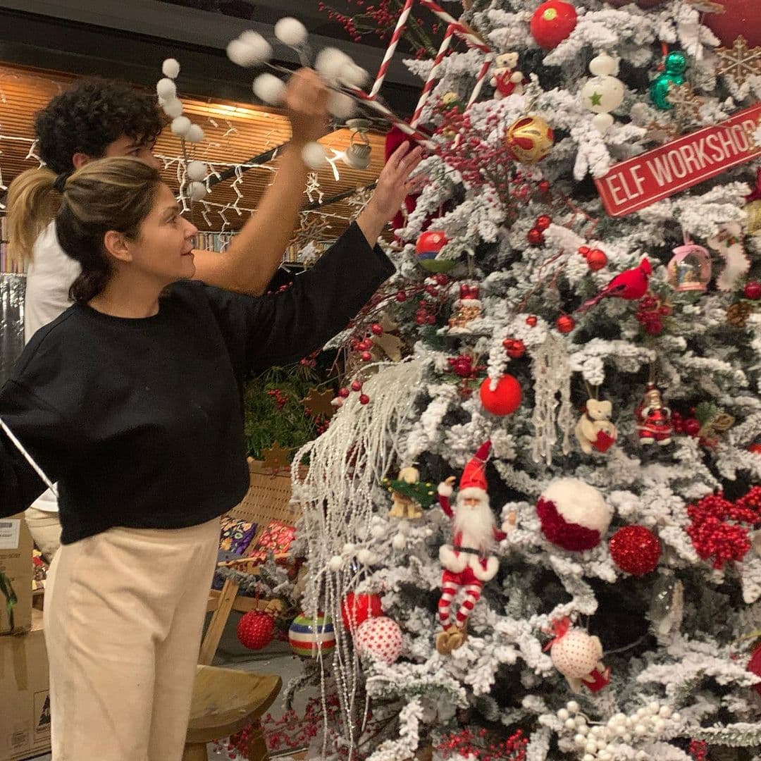 Junto a su hija María Itatí y uno de los gemelos que procreó con Eduardo Santamarina, Itatí Cantoral causó revuelo en redes sociales al mostrar algunos rincones de su elegante casa y presumir el enorme árbol de Navidad que colocaron.