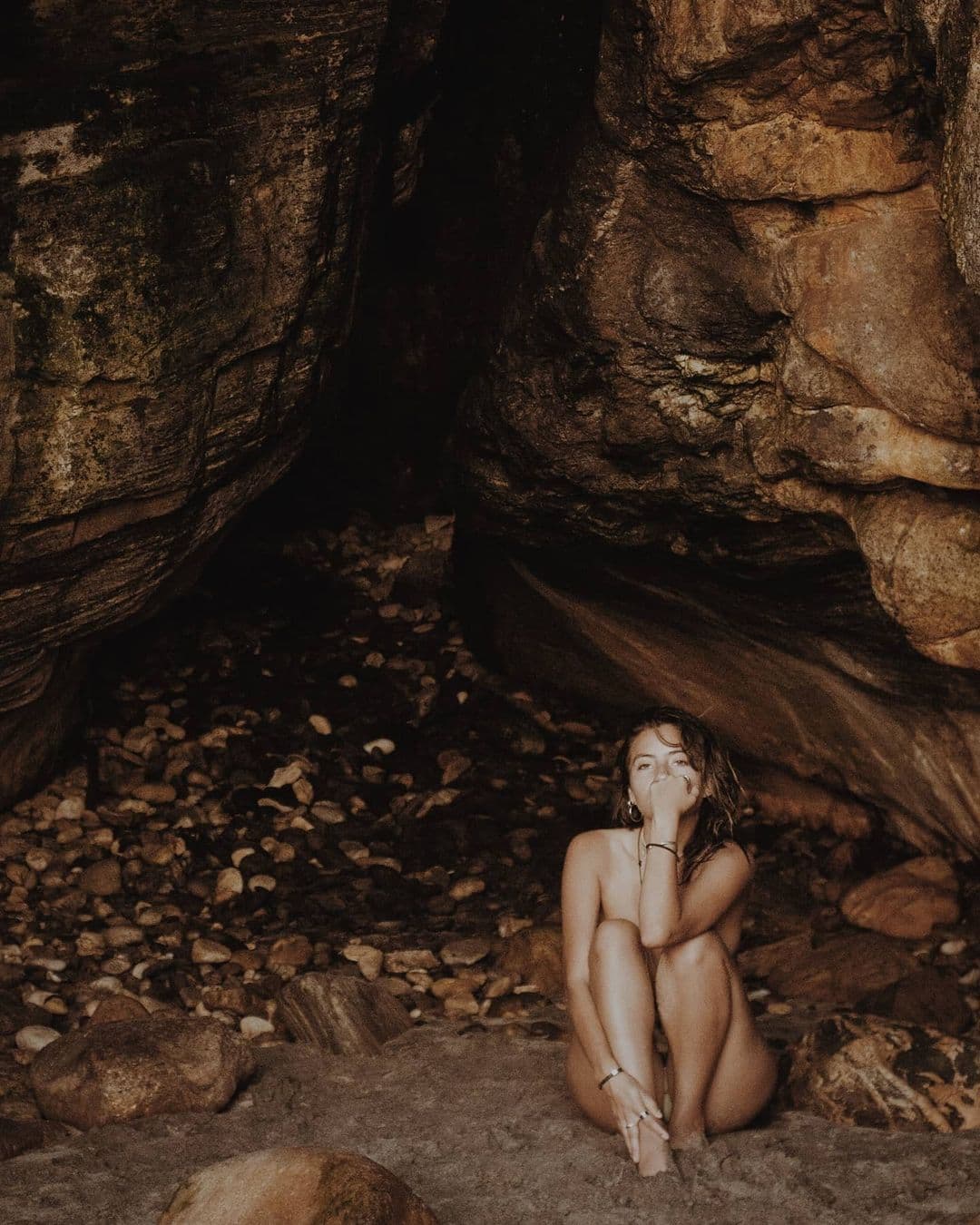 “Es la primera vez que no me da miedo, que comprendo que no es mi culpa (ni la de mi cuerpo). Que no está en mi control que perspectivas y mentes ajenas existan. Lo que sí está en mi control es SER y amarme como tal… Para ti, VIOLADOR, violadores de mujeres, violador de vulnerabilidad: Lo que hagas e imagines con tu mente, no significa que te pertenece”.