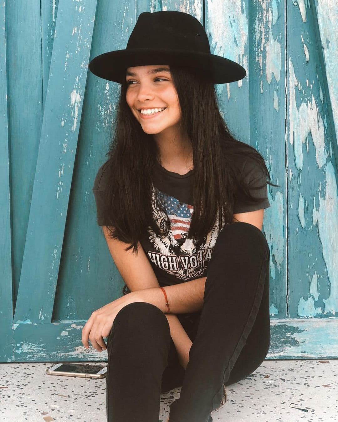 Karla Gaytán no solo fue comparada con su tía, también con su prima Alejandra y es que es evidente que ambas lucen completamente idénticas.