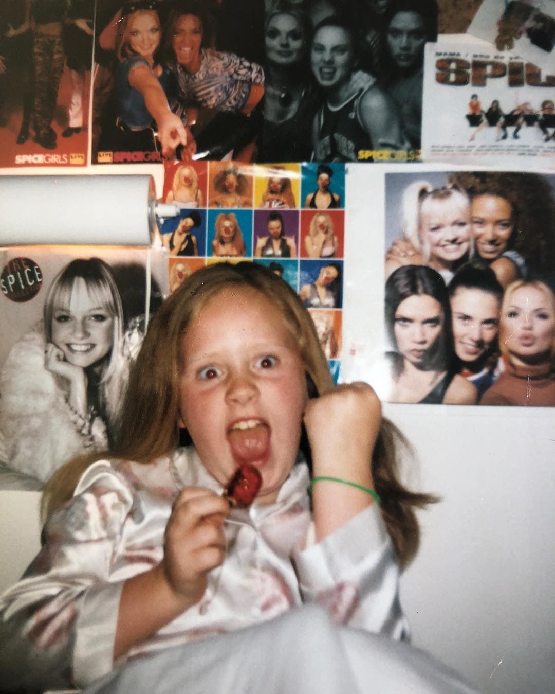 Adele Laurie Blue Adkins, conocida simplemente como Adele, nació el 5 de mayo de 1988 en Londres, Inglaterra. Además de ser cantante, es compositora y multinstrumentista.