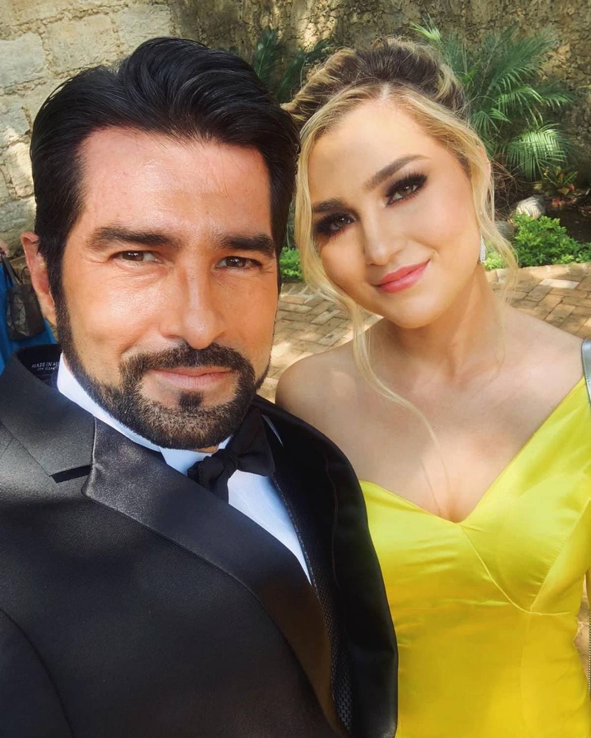 Hija de Arturo Carmona publica foto de sus XV años y hasta le manda emotivo mensaje a su padrastro