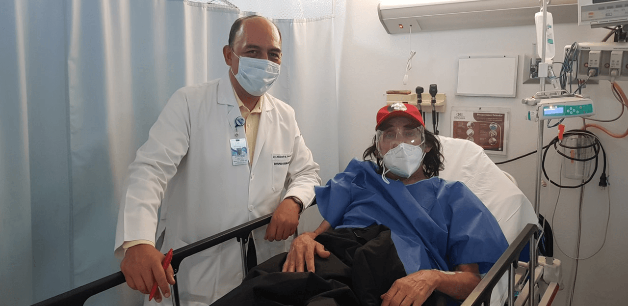 El intérprete de 75 años ingresó al hospital de emergencia el pasado 27 de febrero luego de un accidente en las escaleras de su casa, donde estuvo a punto de caer por las escaleras.