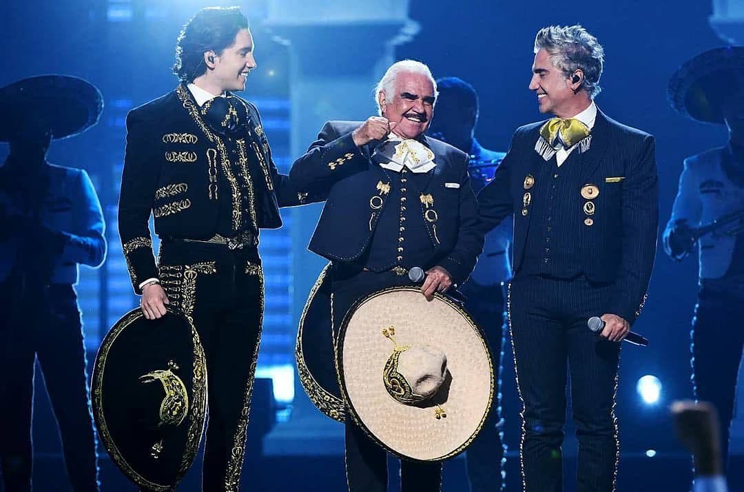 La dinastía Fernández fueron uno de los protagonistas de la noche por su histórica presentación.Todos lucieron trajes tipo ranchero, cada uno muy a su estilo.