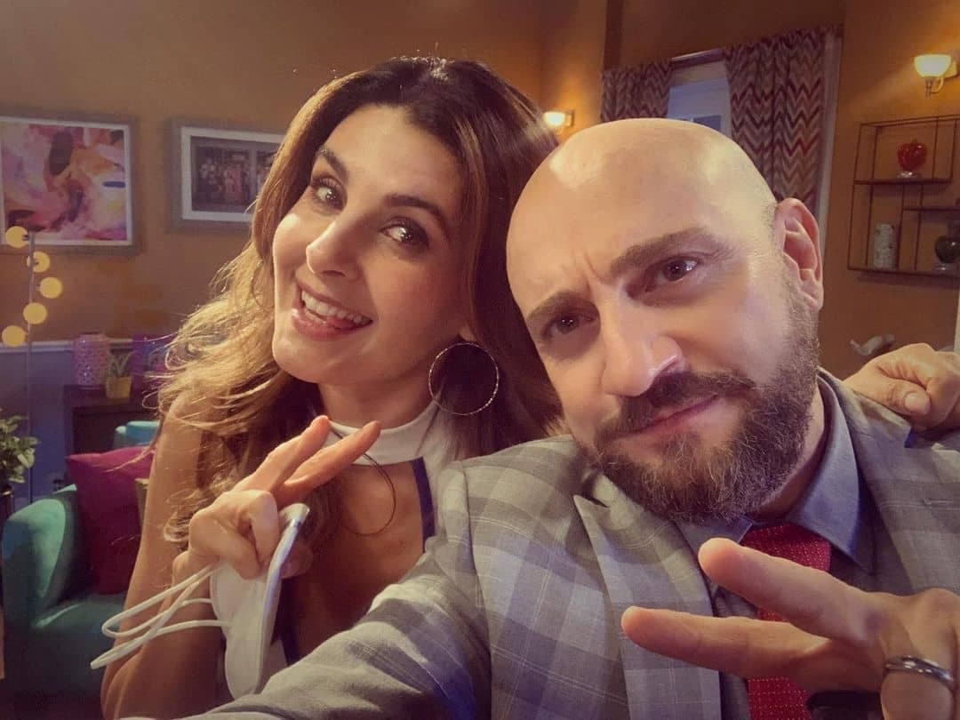 "La familia San Roman in the house!!"
<br>Darío Ripoll compartió esta imagen al lado de Mayrín Villanueva, quien interpreta a 'Silvita' en la serie.