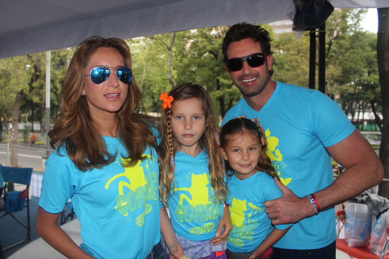 41005128. México, D.F.- Gabriel Soto, Geraldine Bazán, Tania Rincón, Martha Guzmán, Lisset, Emir Pabón, Mitchel Rush, Lili Brillanti y Claudia Lizaldi, entre otros famosos, participaron esta mañana en la Carrera Cartoon Network 2014, organizada por un canal de paga en esta ciudad. NOTIMEX/FOTO/ESPECIAL/COR/HUM/