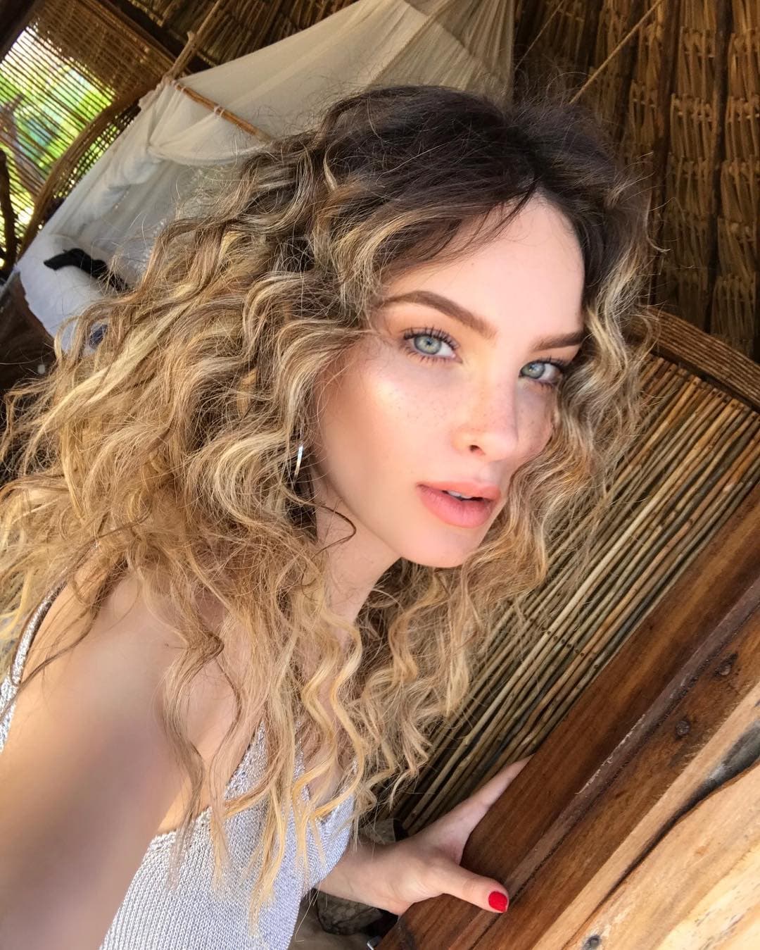Critican rostro de Belinda en Instagram y su mamá la defiende