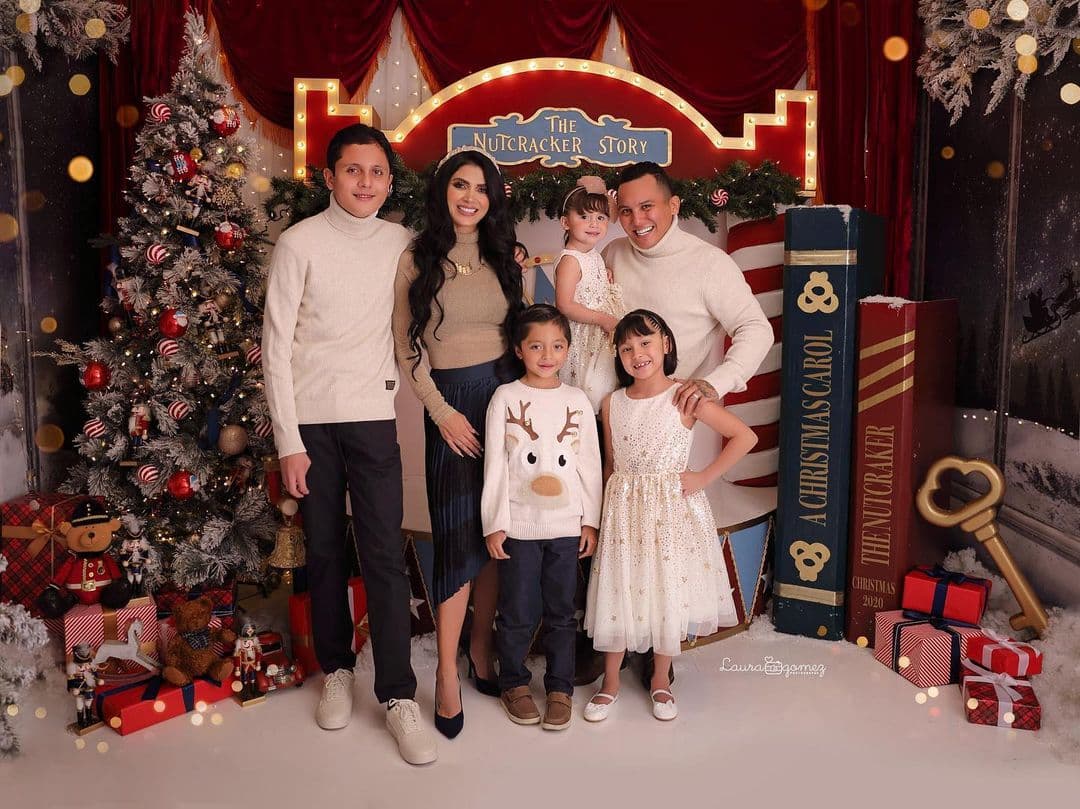 Edwin Luna y Kimberly Flores causaron revuelo en redes sociales al mostrar una vez más su casa y los adornos navideños que colocaron. La pareja impactó con un tremendo árbol de Navidad, un peculiar nacimiento y hasta coloridas botas.