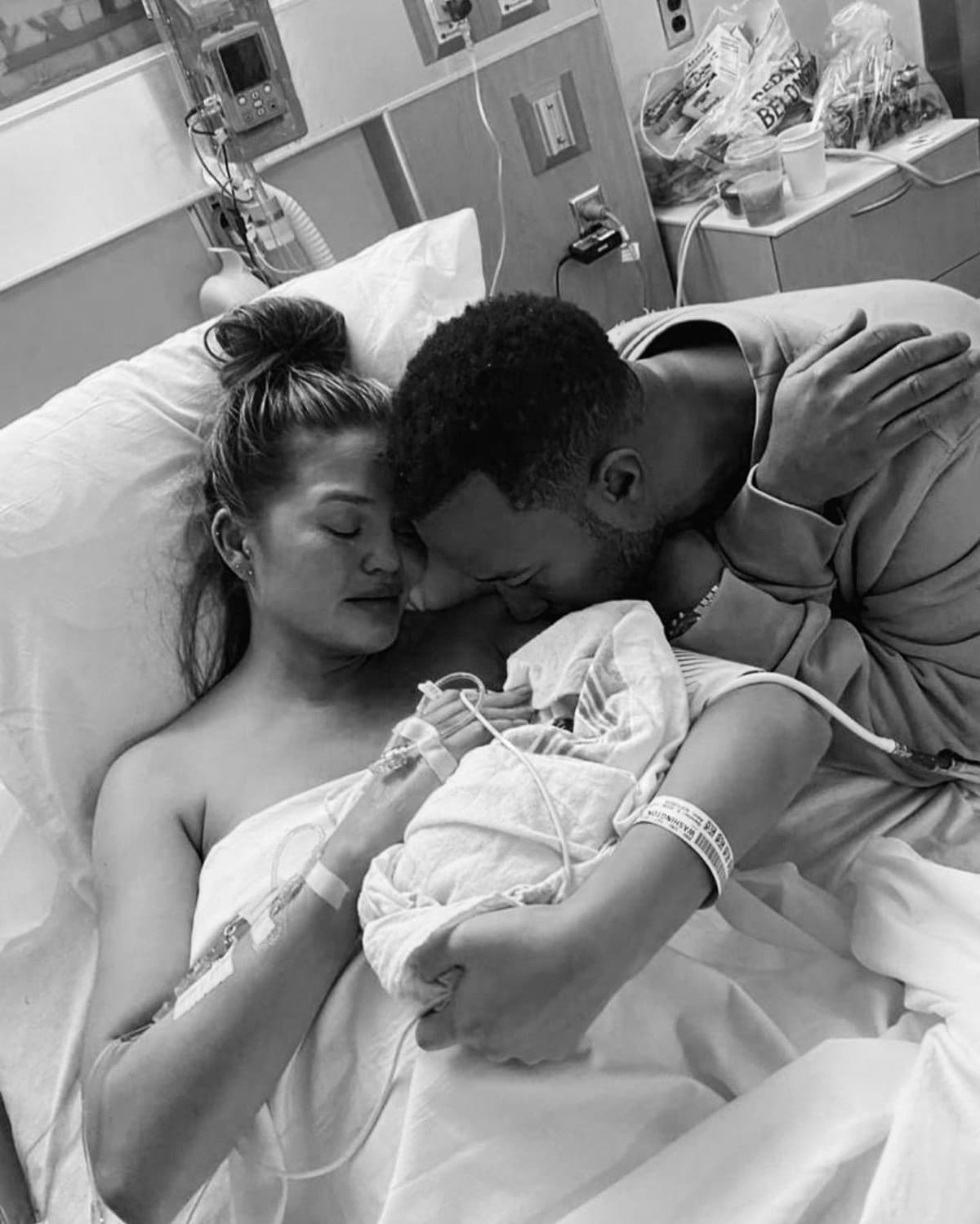 Chrissy Teigen y John Legend perdieron a su bebé Jack durante su quinto mes de gestación. Los famosos emplearon sus redes sociales para hablar de su irreparable pérdida