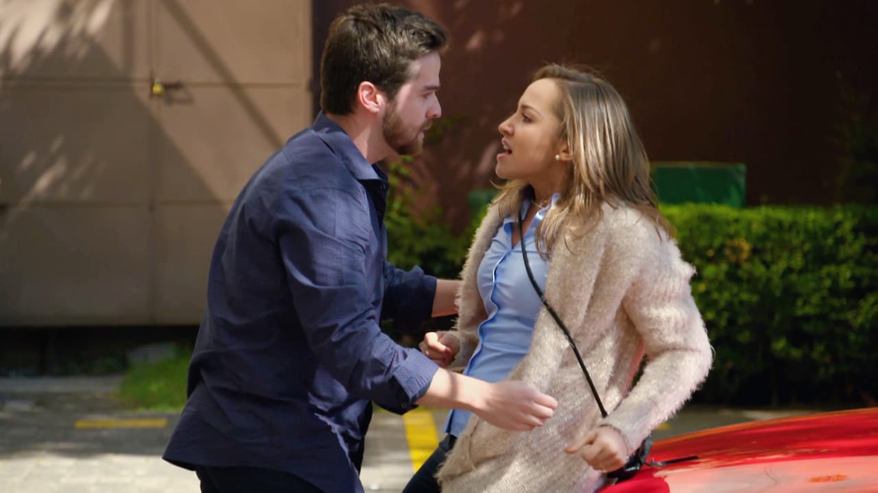 Esteban se le aparece a Alina para secuestrarla.