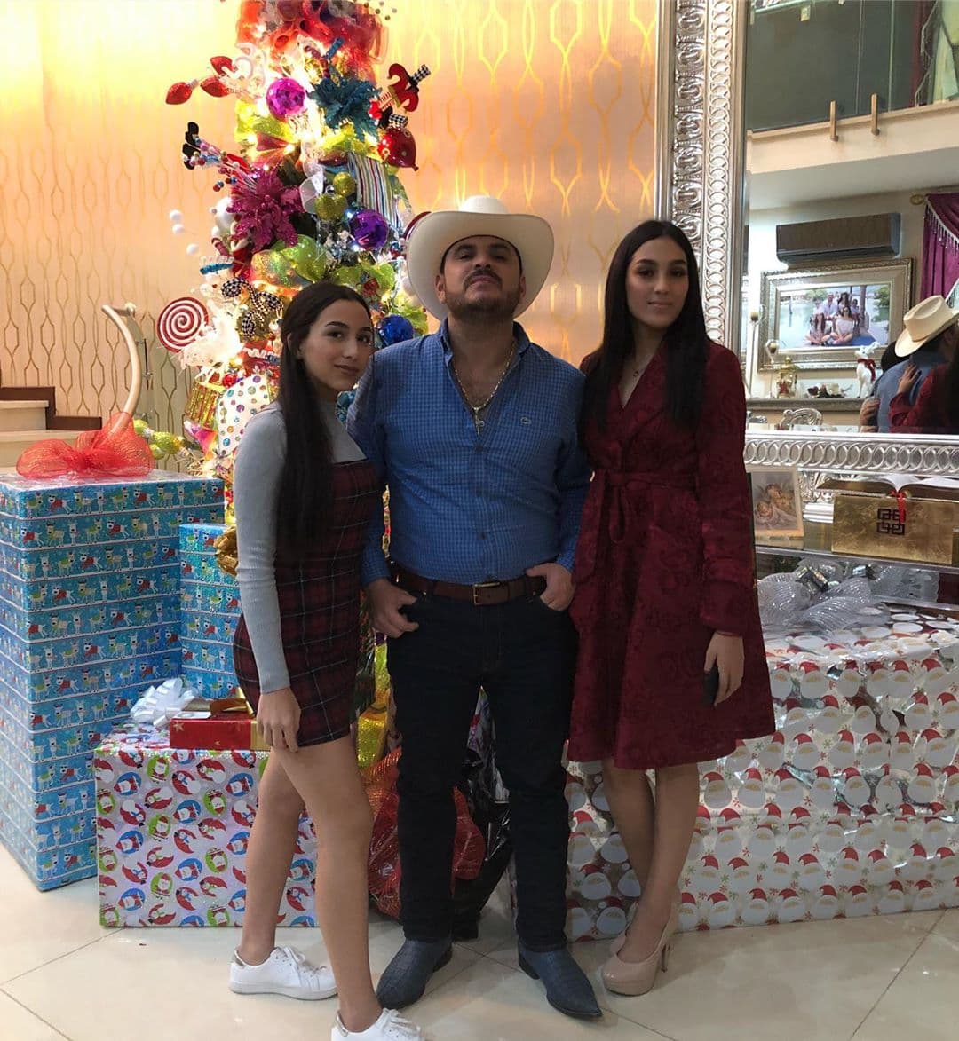 El Komander ha demostrado que, cuando se trata de festejar a sus hijas, sabe cómo lucirse.