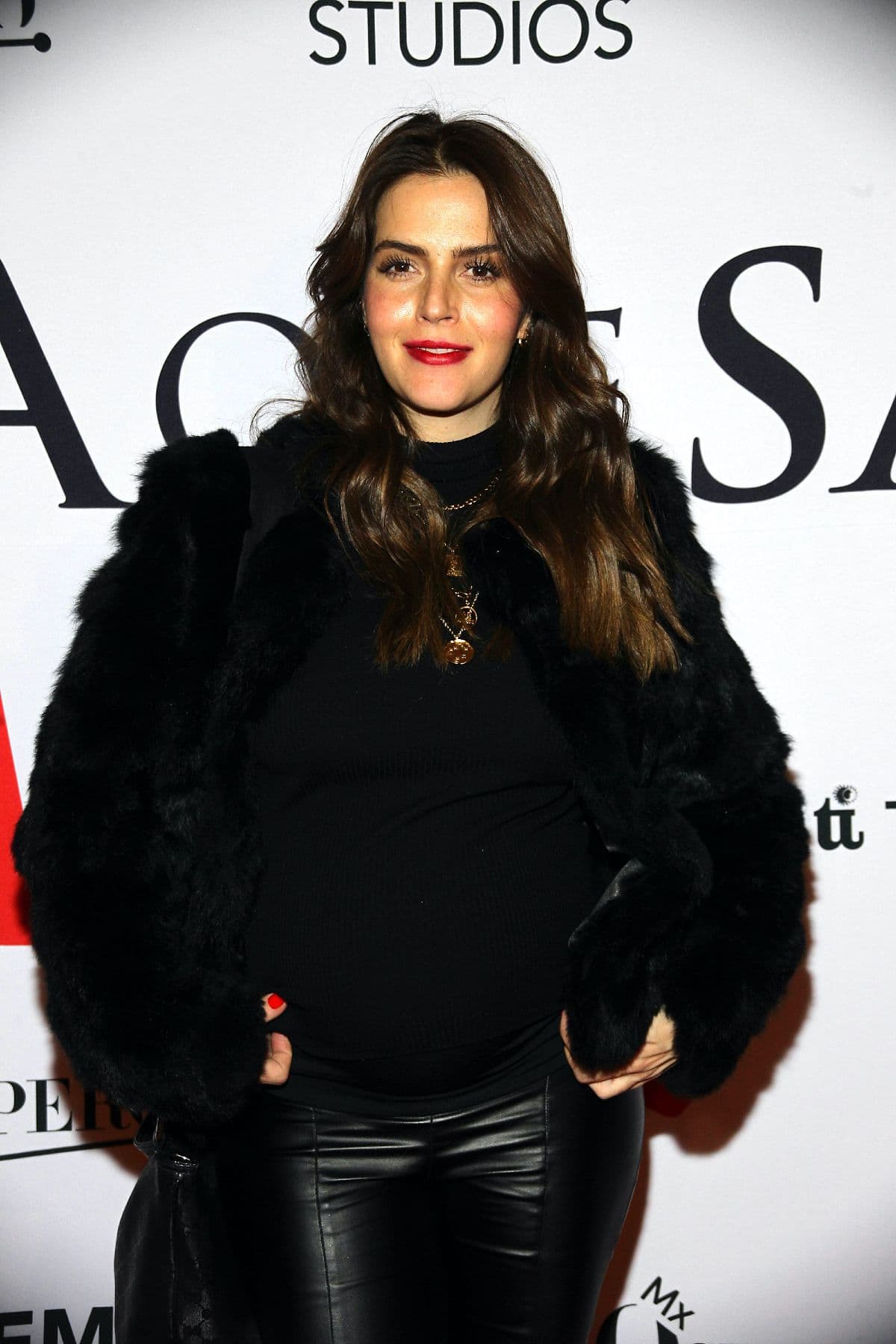 Claudia Álvarez reaparece con sus mellizos en brazos tras superar su contagio.