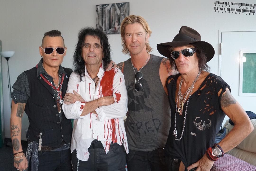 El actor Johnny Depp se encuentra de gira por Europa con Alice Cooper en la banda Hollywood vampires.