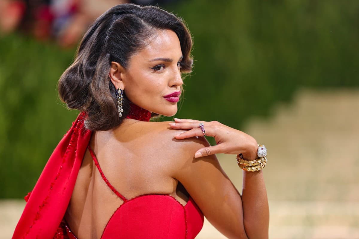 Eiza González se transforma en María Félix para portada de revista