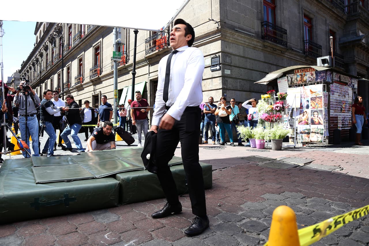 Adrián no solo ensayó y realizó el encuentro, sino también el accidente automovilístico que sufre el personaje de 'Ricardo'.