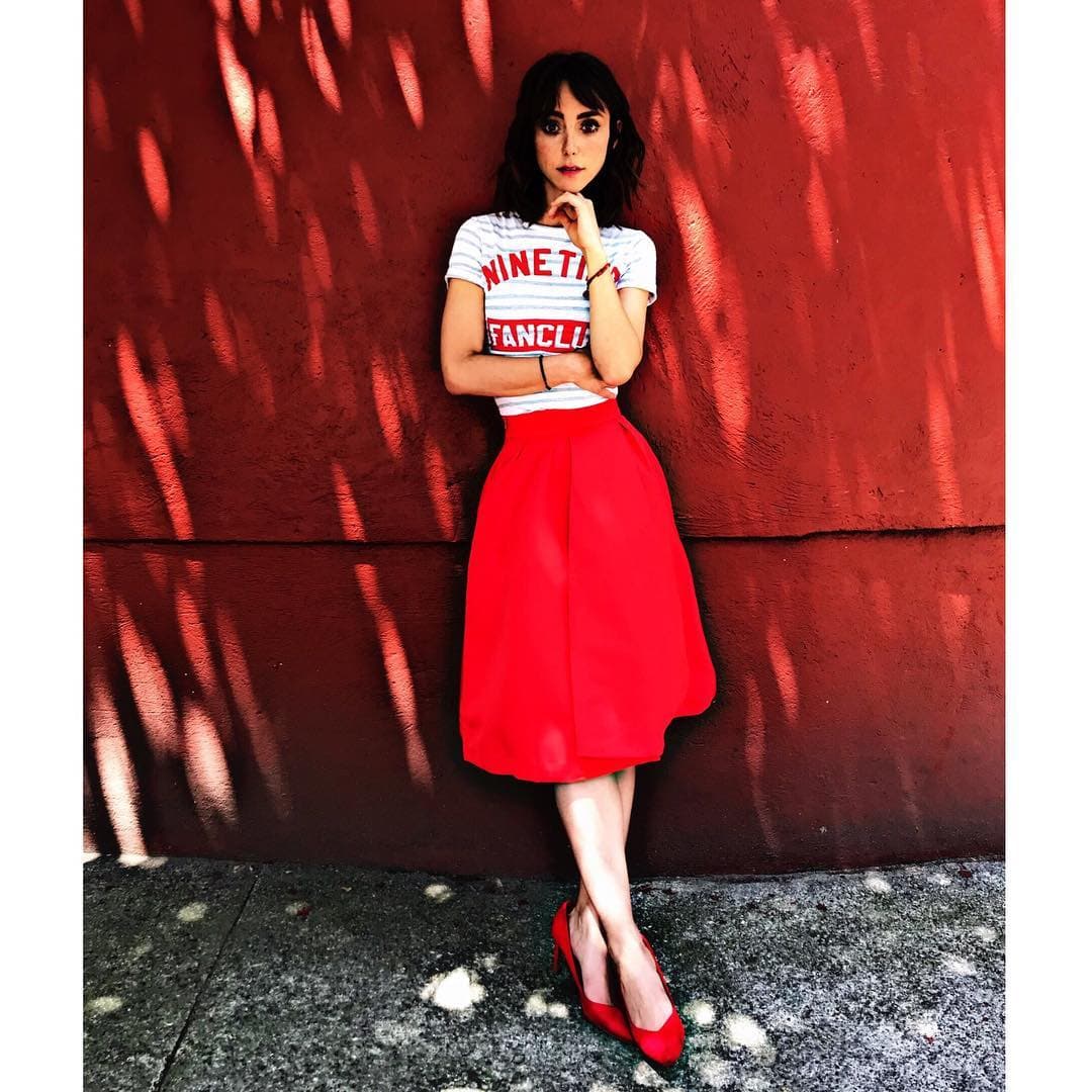Ella es la imagen de una famosa marca de ropa de mezclilla.