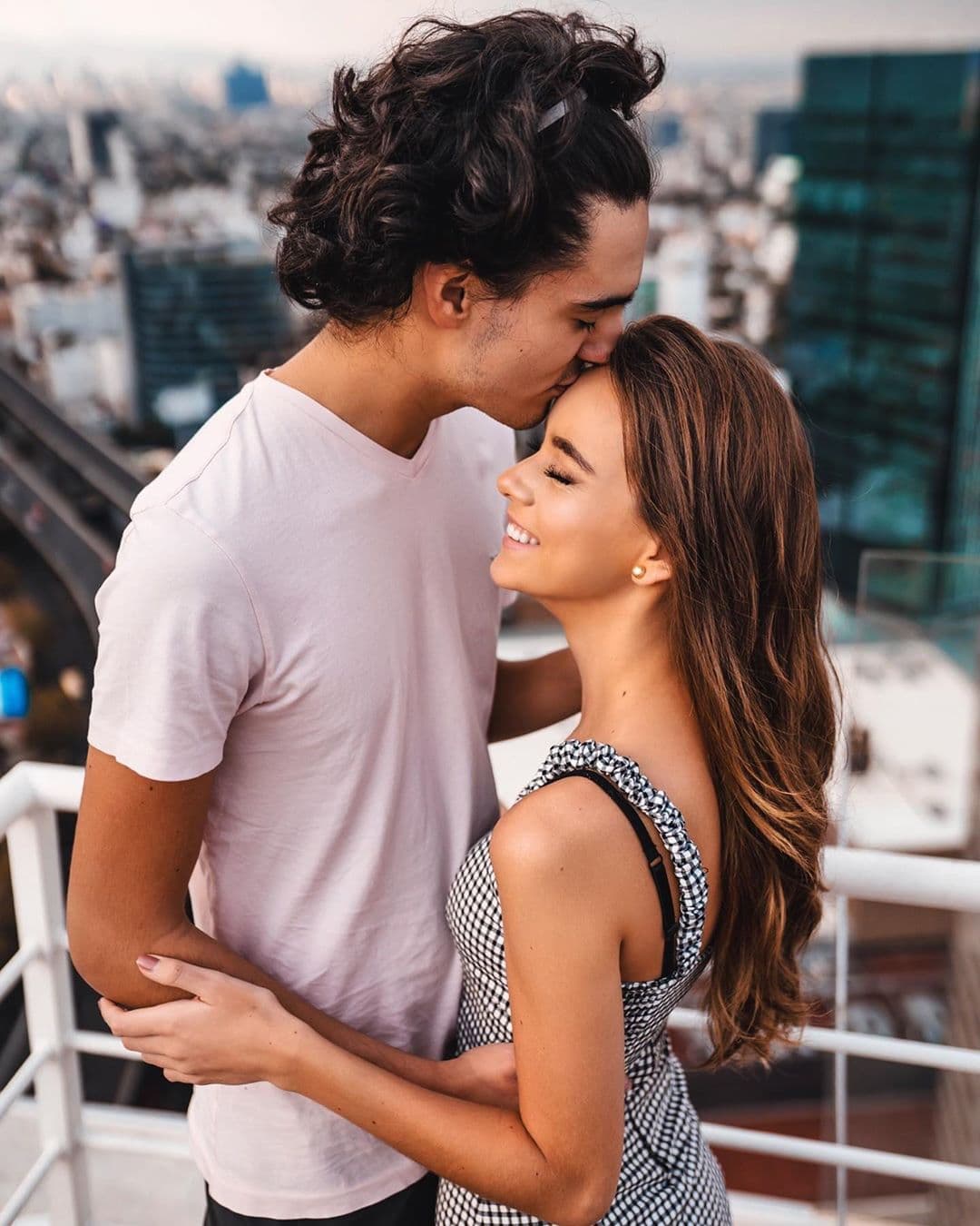 Desde hace unos días, Sebastián Poza, hijo de Mayrín Villanueva, y Azul Guaita presumen su amor en redes sociales con románticas fotos. Sin embargo, fue hasta el pasado jueves 20 de febrero que el joven le dijo públicamente ‘Te amo’ a la actriz, a quien conoció en Soltero con hijas.