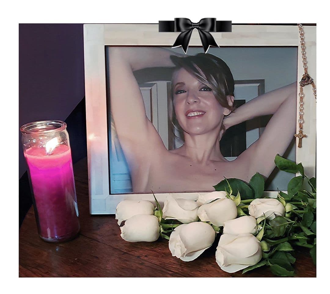 La mañana del 13 de junio de 2019, México se despertó con la lamentable noticia de la muerte de Edith González, quien luchó durante tres años contra el cáncer de ovario. Hoy a un año de su partida, su viudo, Lorenzo Lazo, quiso rendir homenaje a través de redes sociales con una emotiva fotografía, en la que la estrella de televisión aparece con la sonrisa que siempre la caracterizó, junto a un ramo de rosas blancas, un rosario y una veladora.