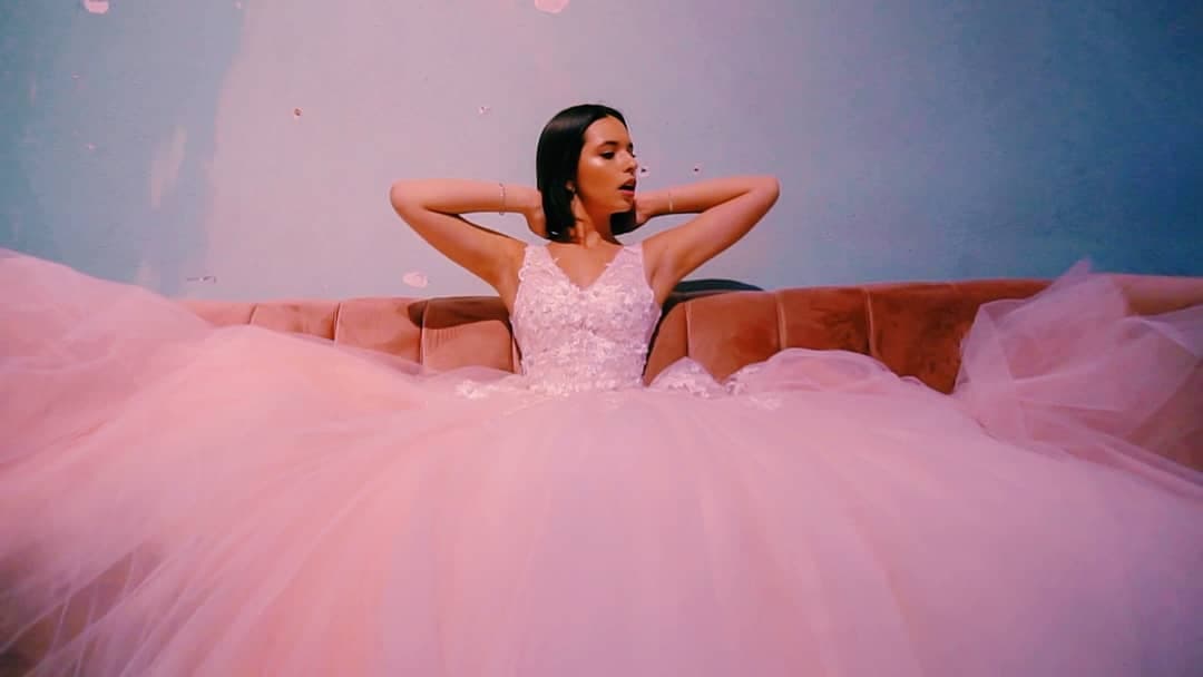 Ángela presumió los vestidos de sus XV en las redes sociales