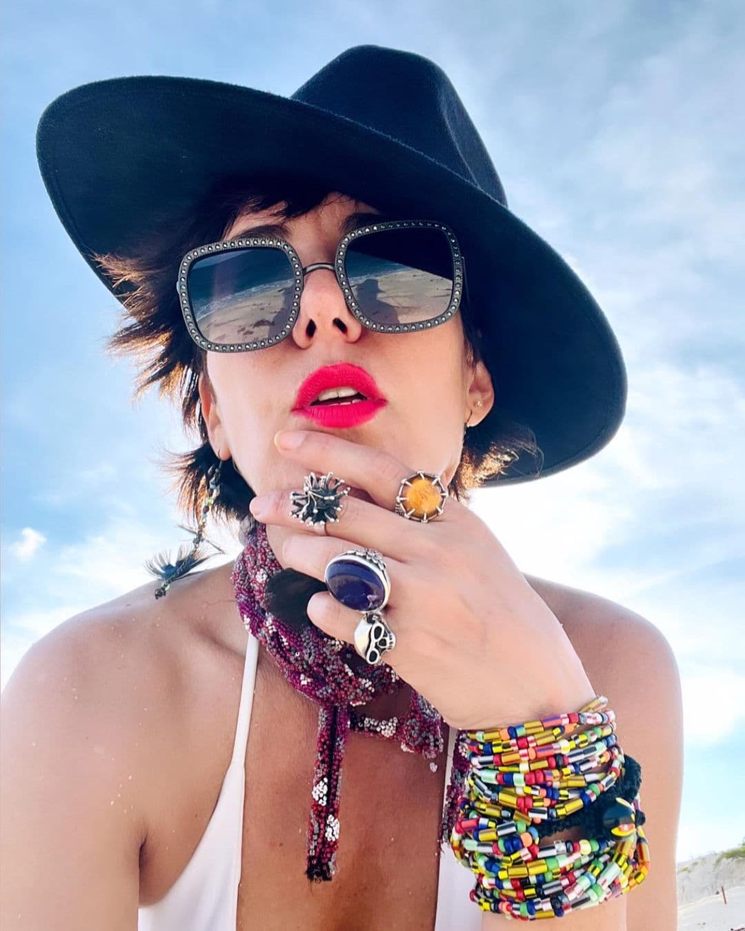 Stephanie Salas se olvida del cabello corto y aparece con larga melena