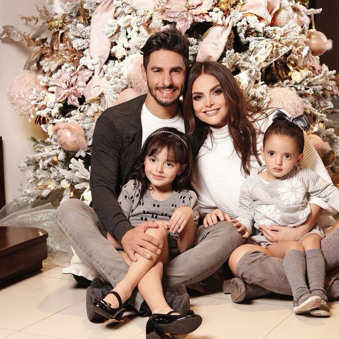 Marisol González y sus hijas presumen su fabuloso árbol de Navidad y el Santa Claus de tamaño real