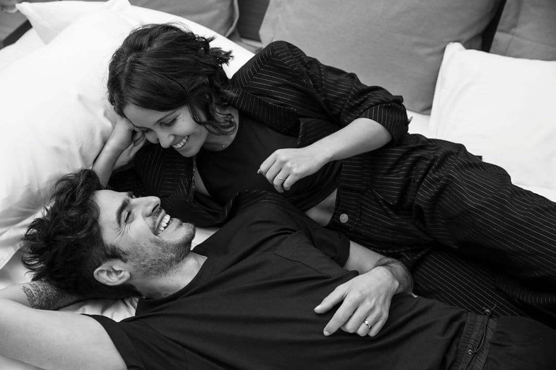 Mediante un post en su cuenta oficial de Instagram, Natasha Dupeyrón reveló la noche de este lunes 2 de diciembre que se comprometió con el también actor Yago Muñoz, a quien conoce desde hace diez años.