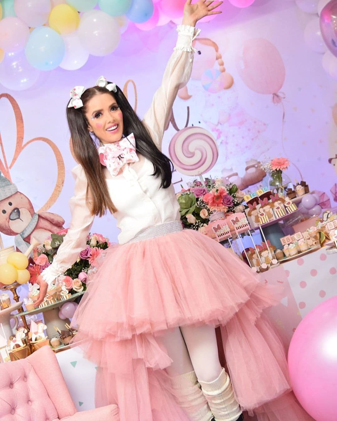 En las mesas de dulces había distintos tipos de postres, chocolates dentro de pequeñas cunas y bombones, todos con alguna distinción del nombre de Bella.