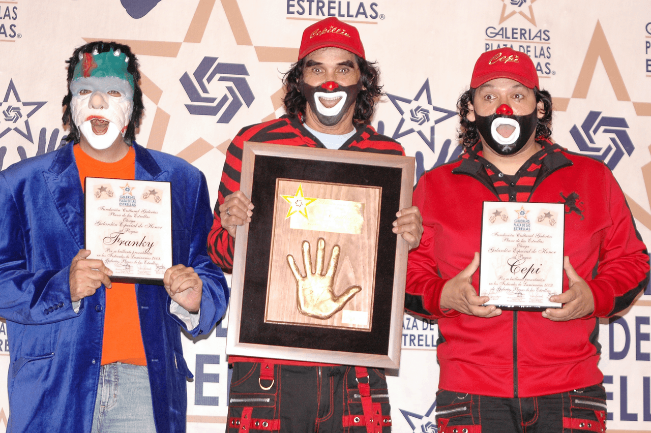 En el 2008 recibió un homenaje y plasmó sus huellas en la Plaza de las Estrellas en la Ciudad de México.