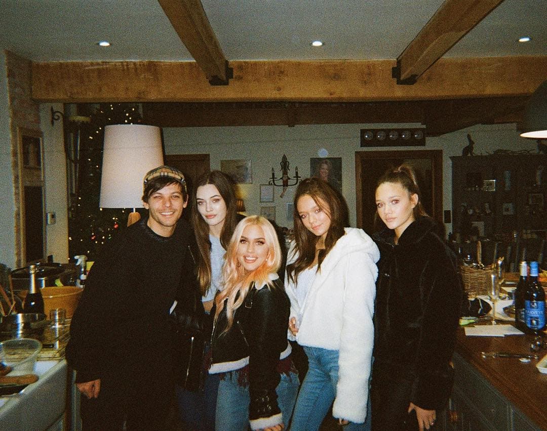 Louis Tomlinson en compañía de su familia