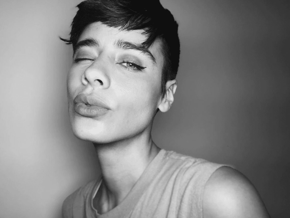 Así luce la actriz mexicana con su nuevo corte. Hasta este momento se desconoce si este nuevo look es para un personaje que está próxima a interpretar, pues ella solamente escribió: "Me urge presentarles a SILVESTRE".