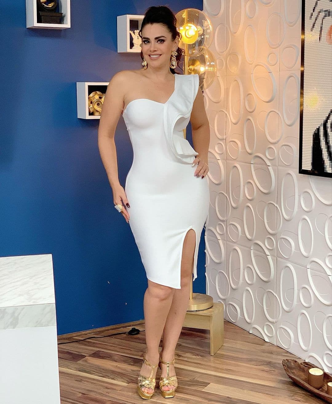 Luz Elena González, 47 añosLas palabras sobran con esta imagen, pues la actriz de 'Mi Fortuna es Amarte', además de aparentar ser mucho más joven, tiene un sentido de la moda inigualable sabiendo combinar colores y prendas que hacen lucir su increíble figura, y haciéndonos a todas ansiar tener esa edad para vernos así de bien (¡que Diosito nos la haga buena!)