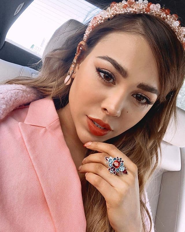 Danna Paola transforma su look y muestra la mejor manera de usar fleco en otoño
