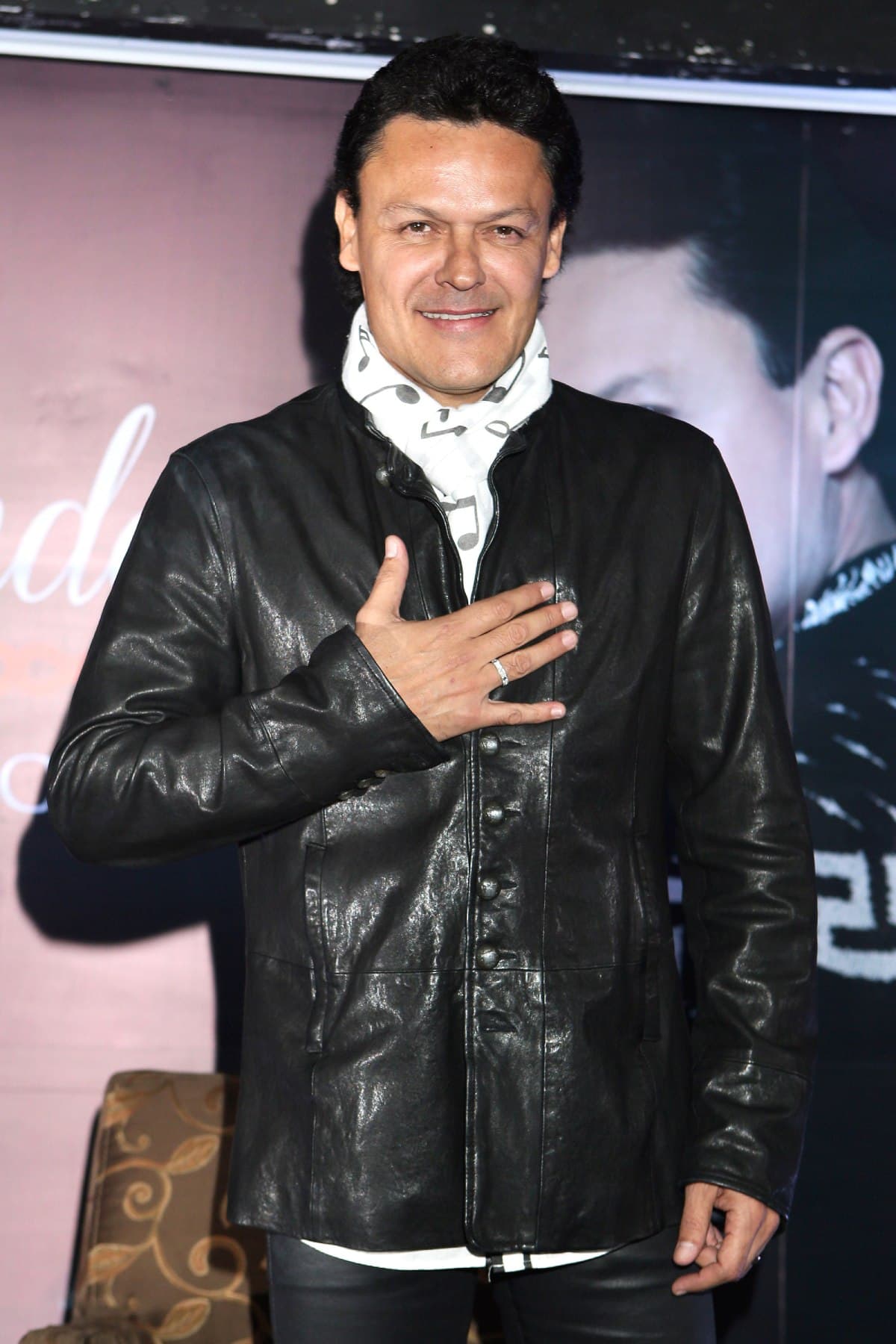 Pedro Fernández aparece por primera vez con su nieto e impactan con tremendo dueto: 'Están clonados'