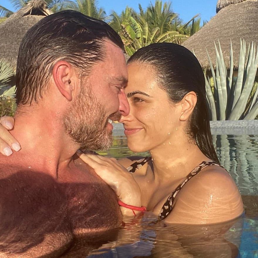 El 28 de julio, Valeria Marín confiró ser ella quien robó el corazón del actor: "Mi cómplice de felicidad y paz. Agradecida de encontrarnos sin buscarnos y de poder compartirte mi felicidad y tú la tuya. Oye, ¿vamos por unos tacos? Las mejores decisiones siempre salen de un café", escribió la presentadora de 29 años desde su cuenta de Instagram.