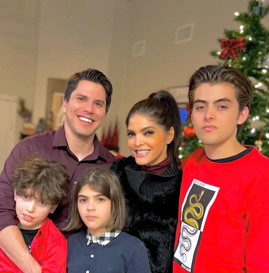 Ana Bárbara muestra el gran padrastro que es su novio y publica conmovedoras fotos junto a sus hijos