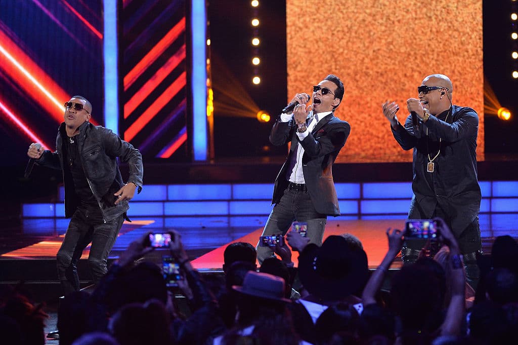 En 2016, Marc Anthony hizo gala de su talento y su sangre latina al presentar un popurrí de algunos éxitos como “Tu Amor Me Hace Bien”, “Cambio de Piel” y “Vivir Mi Vida”. Además, presentó en otro número musical la canción “Traidora”, con Gente de Zona.