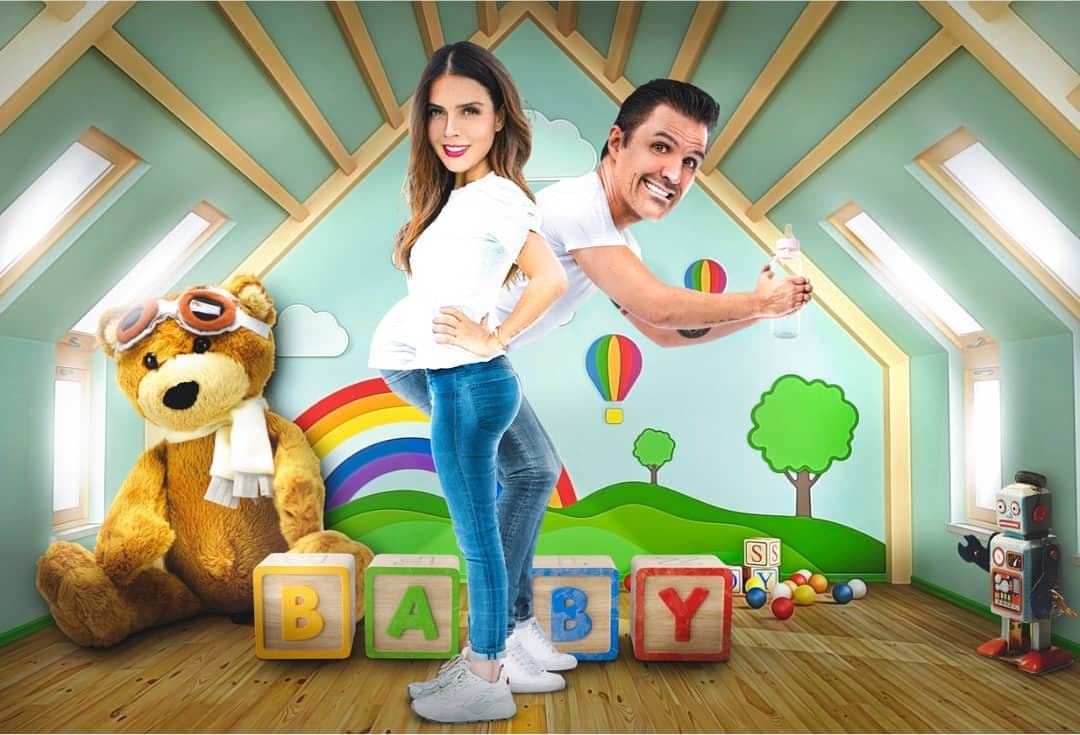 Luego de cinco años de novios y tres de casados, Claudia Álvarez y Billy Rovzar anunciaron el 16 de julio de 2019 que estaban en espera de Kira, su primera hija en común.