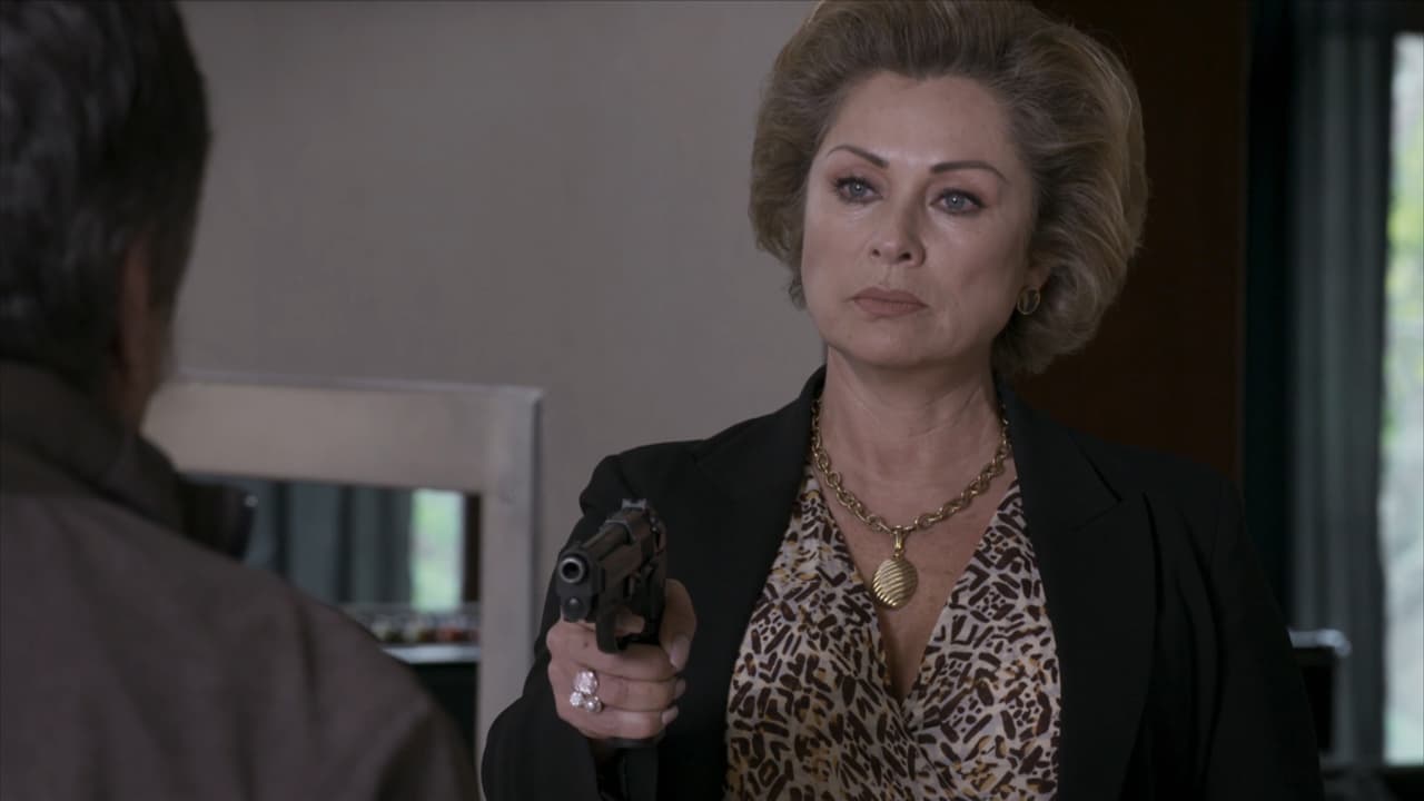 'Victoria' sorprende a 'Eugenio' en su casa. Lo amenaza con una pistola y le dispara tres veces en venganza por lo que les hizo a sus hijas.