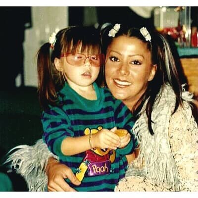 Frida Sofía nació el 13 de marzo de 1992, fruto de la relación que Alejandra Guzmán vivió con Pablo Moctezuma, con quien nunca se casó y con quien acabó en malos términos, a tal grado que, de acuerdo con Univision, la roquera registró a Frida como madre soltera.