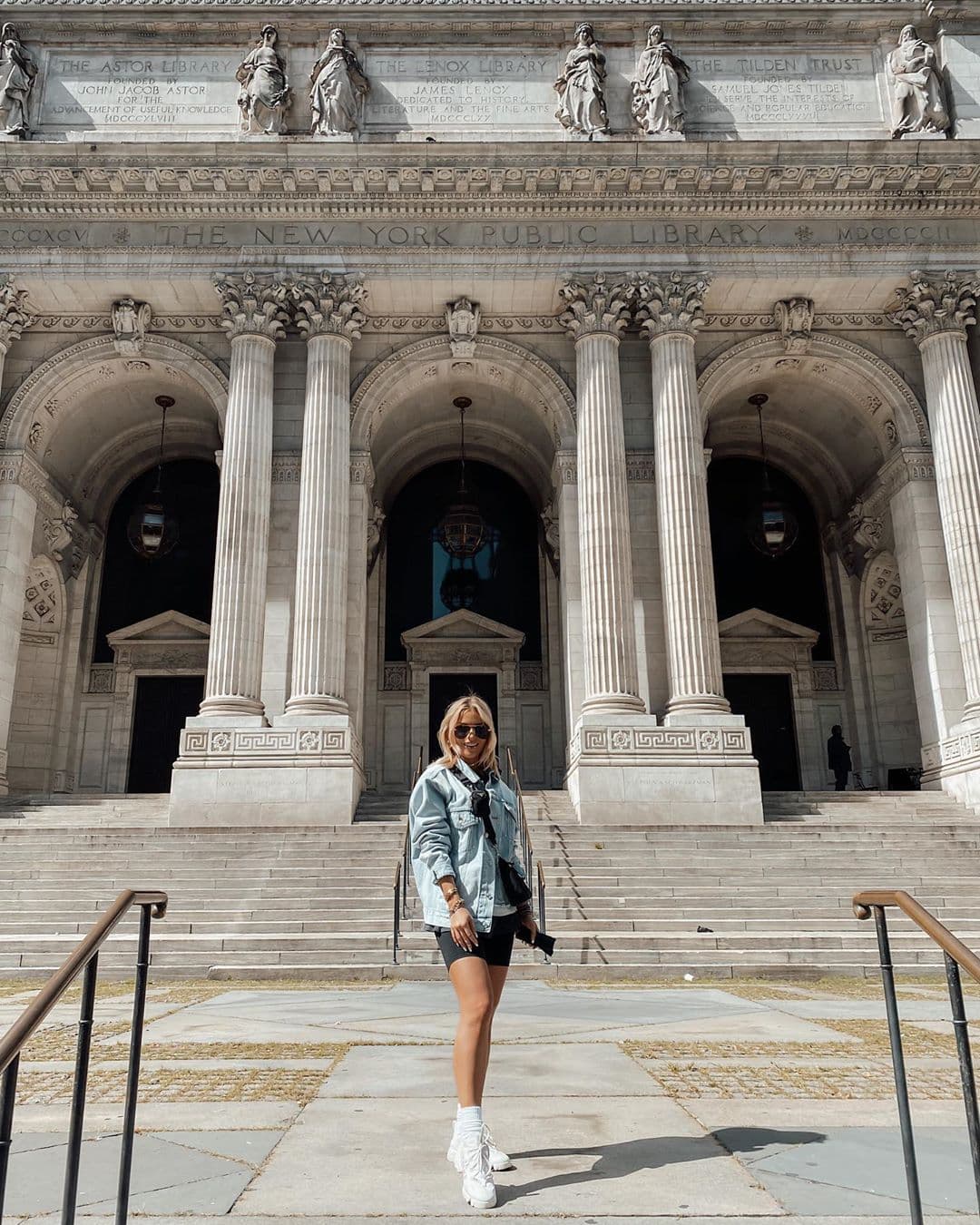 Y es que la actriz desea mostrar su lado más fashionista en Nueva York, hecho que dejó claro en una de las últimas fotografías que posteó en la que aparece frente a la New York Public Library.
