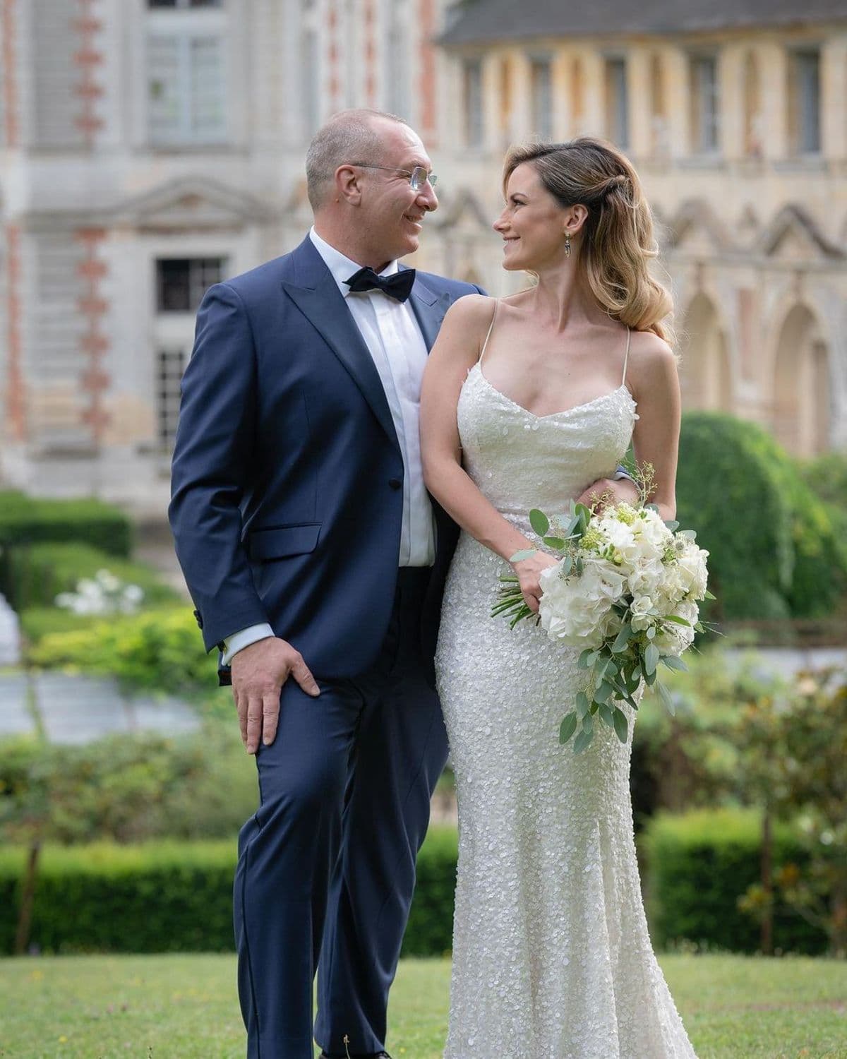 Altair Jarabo y Frédéric García. Con una diferencia de 20 años, la pareja se casó por lo civil el 14 de agosto de 2021, mientras que días después sorprendieron al destapar una segunda boda en un lujoso castillo en París, Francia.