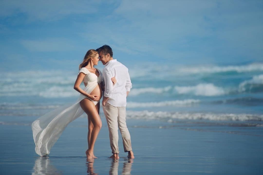 Hace unos días, Thuany Martins mostró su pancita de embarazo al compartir otra imagen de la sesión fotográfica que realizó junto a Adrián Uribe frente al mar de Acapulco, Guerrero, donde lució diminutos bikinis.