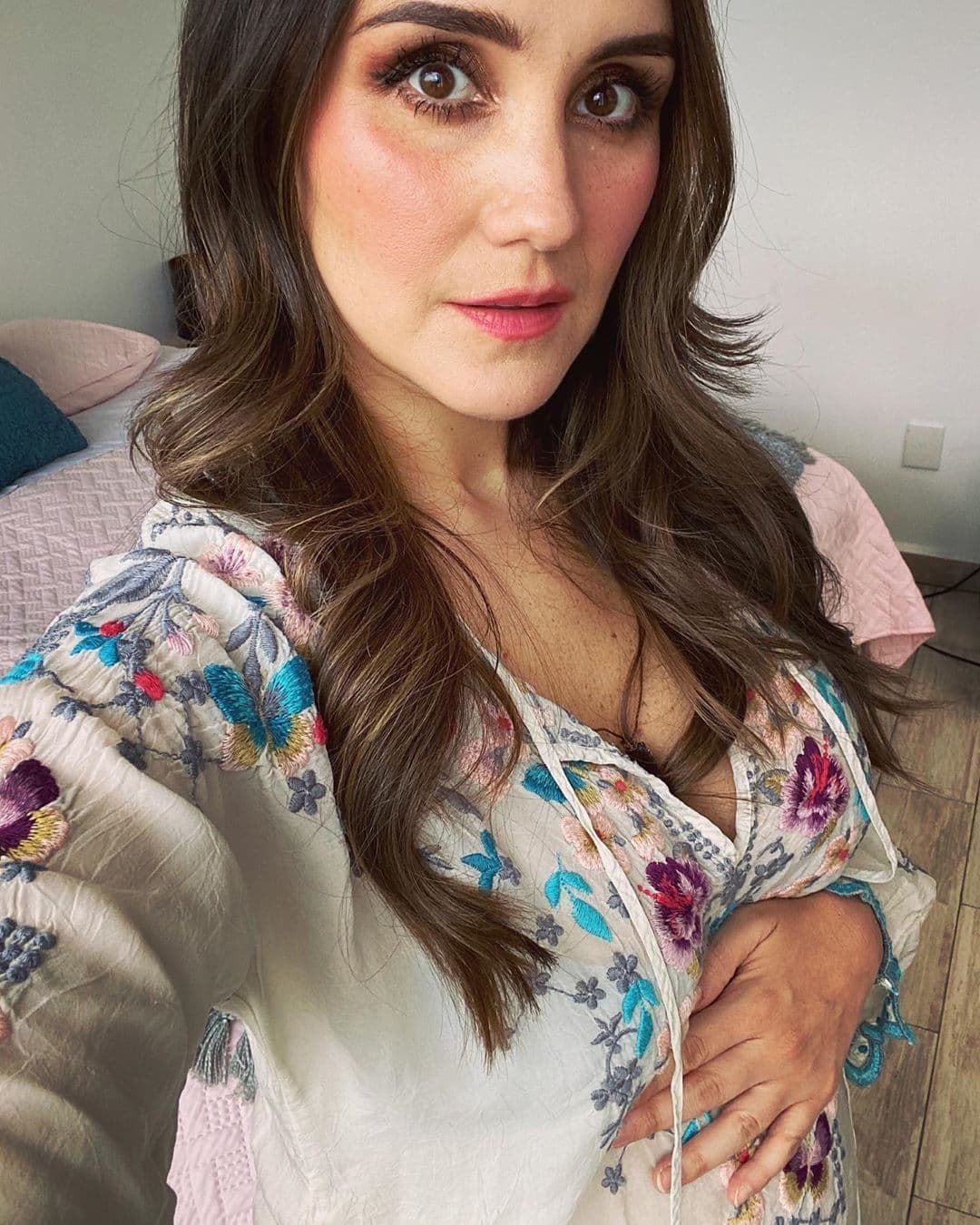 Dulce María publica la foto más tierna de su embarazo y fans preguntan: “¿son tus hijastros?”