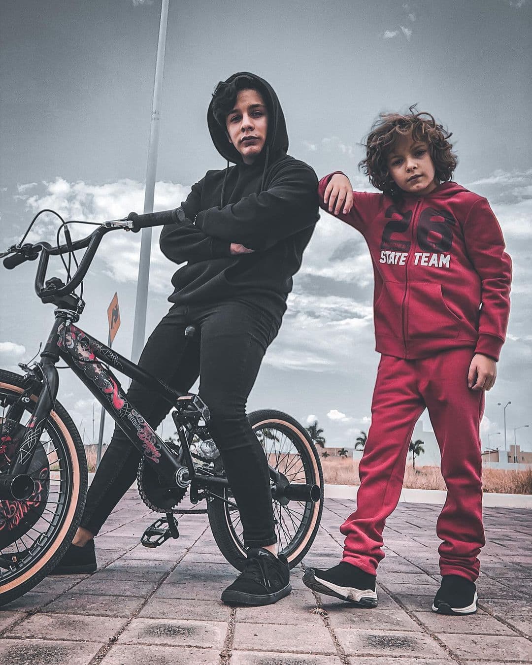 Tiene un hermano menor, Diego Escalona, quien al igual que Adrián incursionó a muy temprana edad en la actuación en telenovelas como ‘Mi corazón es tuyo’.